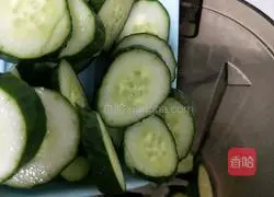 Illustration of how to make tomato and cucumber raw drink 3