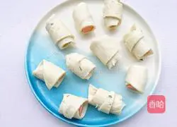Illustration of how to make crispy sausage puff pastry rolls 5