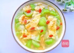 Illustration of how to make loofah and egg soup 12