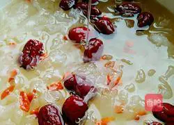 Illustration of how to make rock sugar, white fungus and red date soup 10