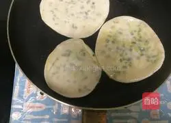 Illustration of how to make scallion pancake for breakfast 8