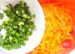 Illustration of how to make chives, carrots and egg pancakes 3