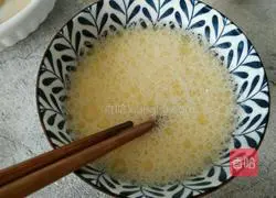 Illustration of how to make steamed eggs with peas and shrimps 3