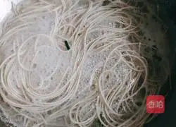 Illustration of making garlic sprouts and sour soup noodles 7