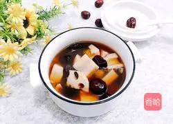 Illustration of how to make red date and lotus root soup 11