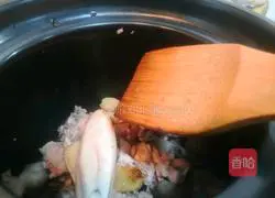 Illustration of how to make chicken soup with cuttlefish and lotus seeds 9