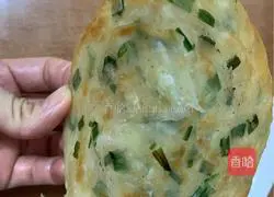 Illustration of how to make fried green onion pancakes (using dumpling skins) 13