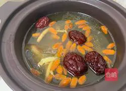 Illustration of how to make red dates and pigeon soup 4