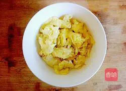 Illustration of how to make scrambled eggs with chili pepper 6