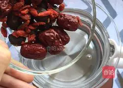 Illustration of making red dates, longan and wolfberry tea 3