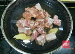 Illustration of how to cook pork ribs, taro and baby cabbage soup 4