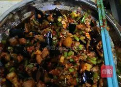 Spicy Illustration of how to make eggplant buns 12