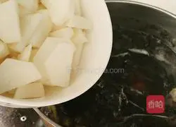Illustration of how to make black bean, kelp and white radish chicken soup 13