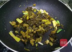 Illustration of how to make sauerkraut and crucian carp soup 5