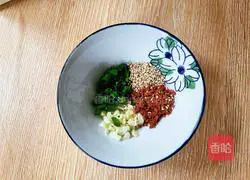 Illustration of how to make spicy and sour cold noodles 3