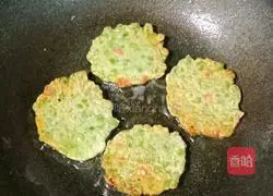 Illustration of how to make pea, ham and egg pancakes 9