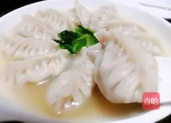 Illustration of how to make Jade Willow Leaf Dumplings for New Year's Eve Dinner 5