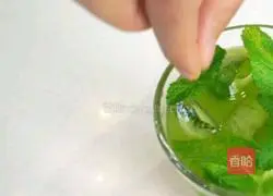 Illustration of how to make mint lemon green juice ice drink 5