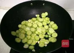 Illustration of how to make cucumber and scrambled eggs 9