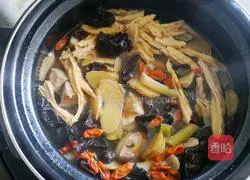 Illustration of how to stew chicken wings with mushrooms and yuba 8