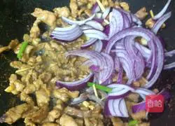 Illustration of how to stir-fry shredded pork with onions 5