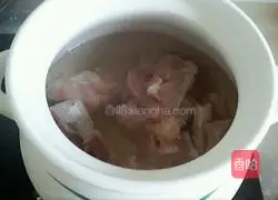 Illustration of how to make wolfberry and yam pork ribs soup 2