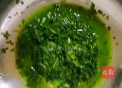 Illustration of how to make Chinese cabbage and meat wontons 8