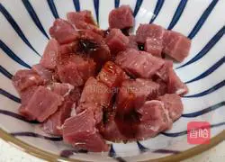 Stir-fried king oyster mushrooms Illustration of how to make beef cubes 2