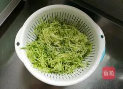 Illustration of how to make green radish meat buns 3