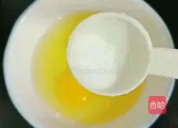 Illustration of how to make ham and egg fried cheese noodles 7