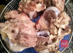 Illustration of making soybean and vegetable bone soup 6