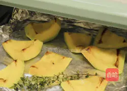 Illustration of how to make pan-fried lamb chops with roasted pumpkin with thyme 5