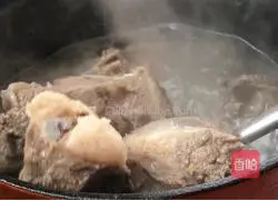 Illustration of how to make black fungus and yam spine soup 4