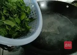 Illustration of how to make lean meat and wolfberry leaf soup 5