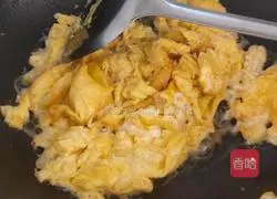 Illustration of how to make fried fungus with garlic, sprouts and eggs 3