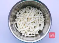 Illustration of how to make loofah, shrimp and mushroom soup 4