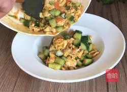 Illustration of how to make tomato, cucumber and scrambled eggs 13