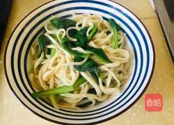 Illustration of how to make pickled cabbage and mutton noodles 9