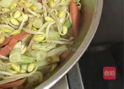 Illustration of how to make braised noodles 16