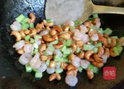 Illustration of how to make cashew nut shrimps 13