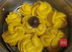 Illustration of how to make pumpkin rolls 9