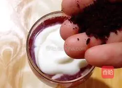 Illustration of how to make elegant red wine yogurt cup 6