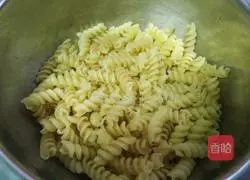 Illustration of how to make tomato cream spiral pasta 1