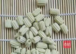 Illustration of how to make spiral noodles 7