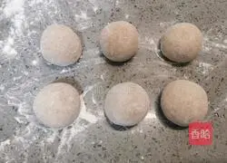 Illustration of how to make black whole wheat steamed buns 10
