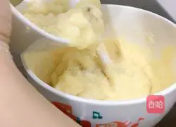 Illustration of how to make banana egg pancake 6