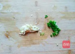 Illustration of how to tear king oyster mushrooms by hand 3