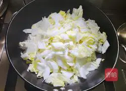 Illustration of how to make cabbage, vermicelli and egg dumpling soup 2