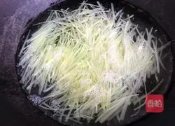 Illustration of how to make cold shredded lettuce 3