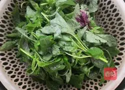 Illustration of how to cook amaranth preserved eggs in soup 2